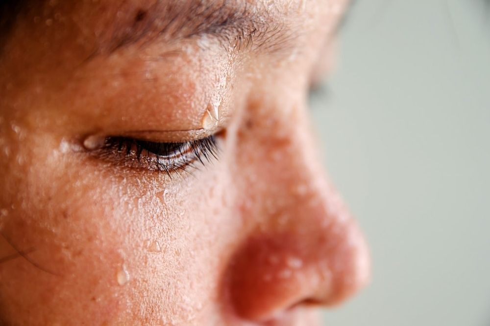 can-sweat-make-my-eye-sting-science-the-eye-news