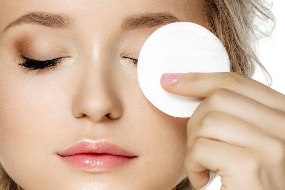 Tips to Safely Apply Makeup Around the Eyes